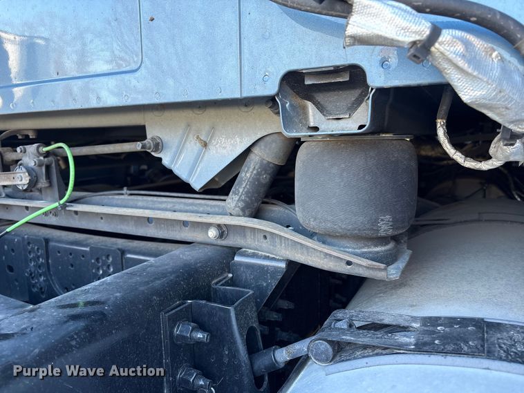 image for item YA0956 2023 Volvo VNL semi truck