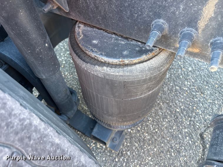 image for item YA0956 2023 Volvo VNL semi truck