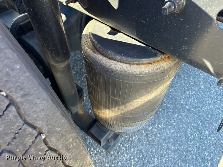 image for item YA0956 2023 Volvo VNL semi truck