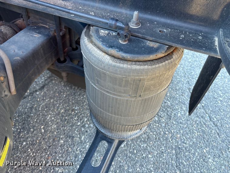 image for item YA0956 2023 Volvo VNL semi truck