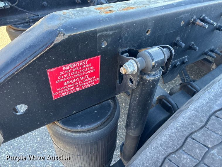 image for item YA0956 2023 Volvo VNL semi truck