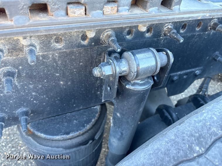 image for item YA0956 2023 Volvo VNL semi truck