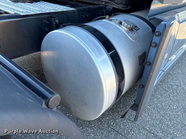 image for item YA0956 2023 Volvo VNL semi truck