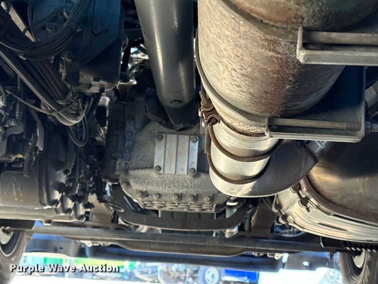 image for item YA0956 2023 Volvo VNL semi truck