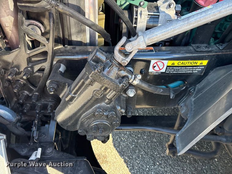 image for item YA0956 2023 Volvo VNL semi truck