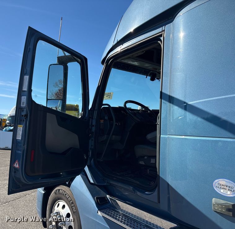 image for item YA0956 2023 Volvo VNL semi truck