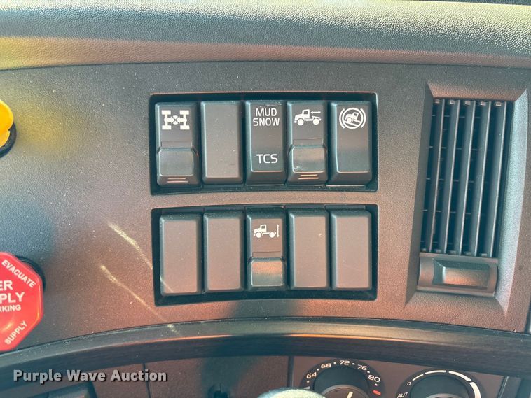 image for item YA0956 2023 Volvo VNL semi truck