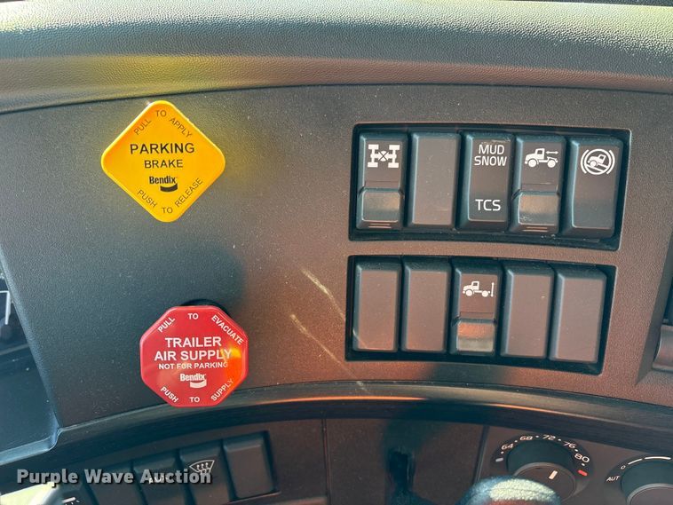 image for item YA0956 2023 Volvo VNL semi truck