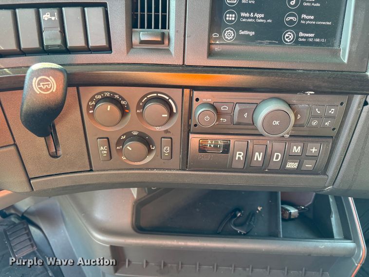 image for item YA0956 2023 Volvo VNL semi truck