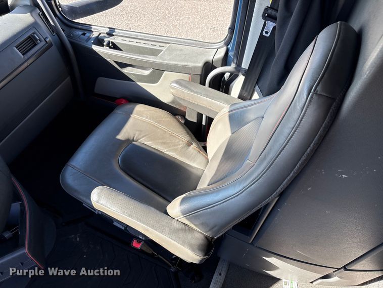 image for item YA0956 2023 Volvo VNL semi truck