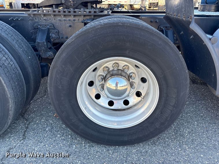 image for item YA0956 2023 Volvo VNL semi truck