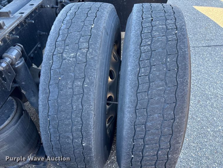 image for item YA0956 2023 Volvo VNL semi truck