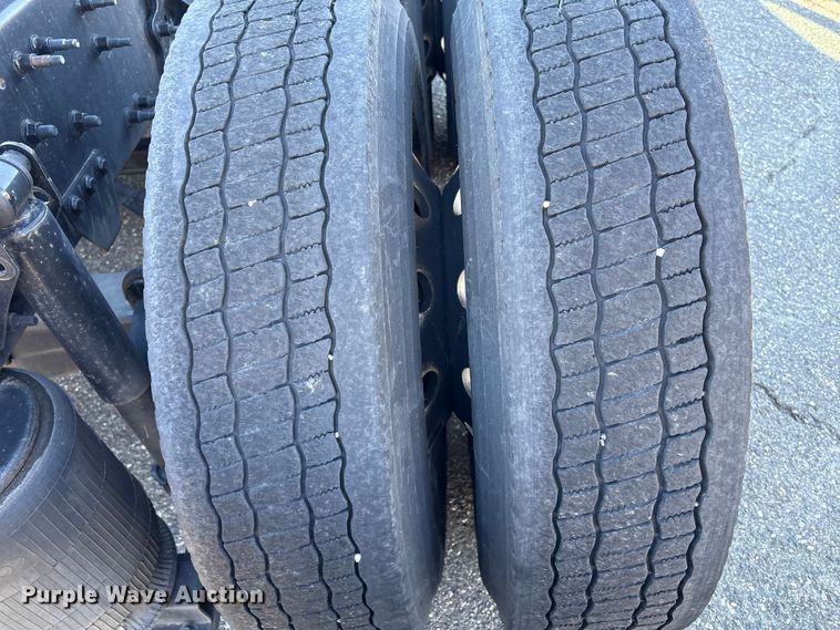 image for item YA0956 2023 Volvo VNL semi truck