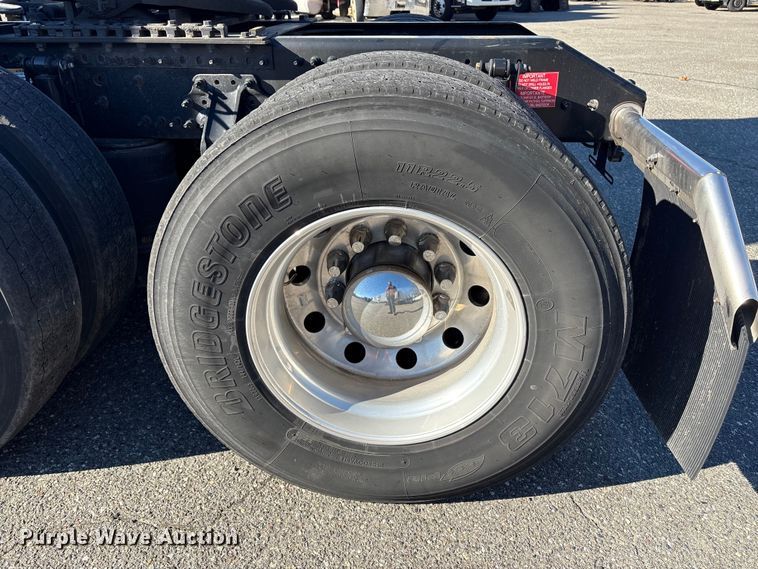 image for item YA0956 2023 Volvo VNL semi truck