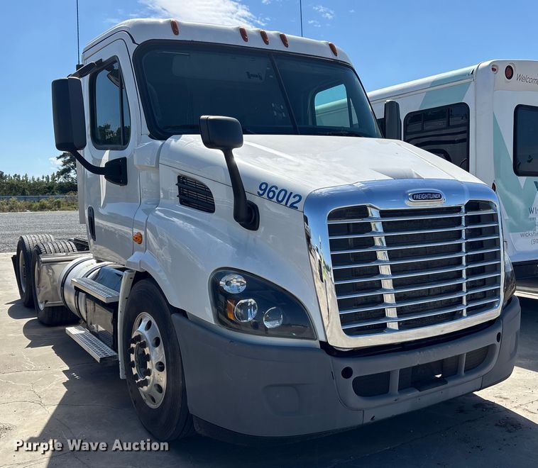 image for item YA0959 2016 Freightliner Cascadia  semi truck