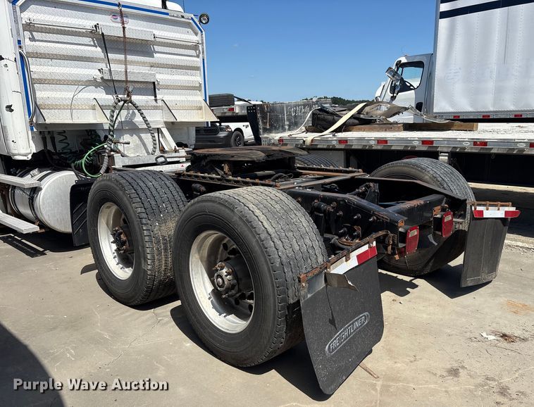 image for item YA0959 2016 Freightliner Cascadia  semi truck