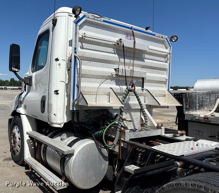 image for item YA0959 2016 Freightliner Cascadia  semi truck