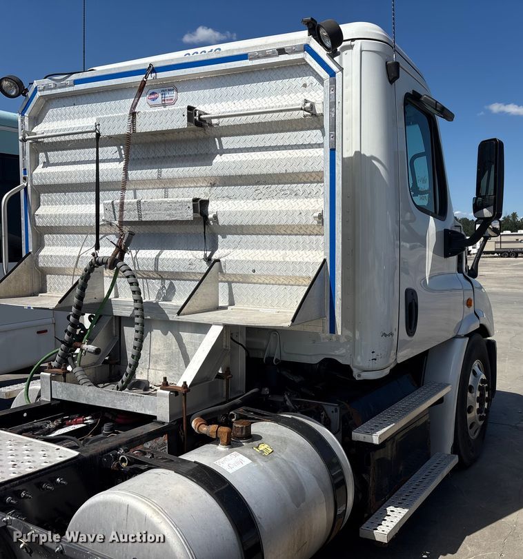 image for item YA0959 2016 Freightliner Cascadia  semi truck