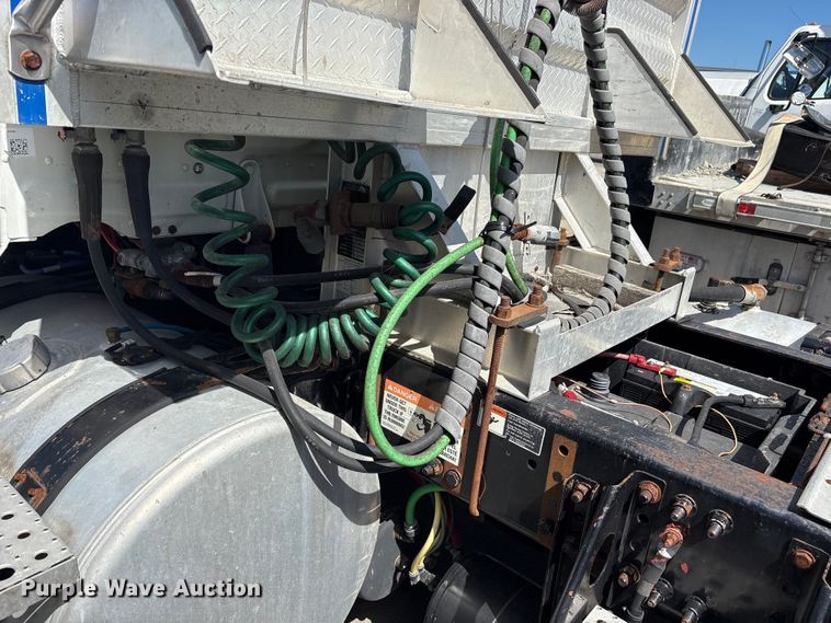 image for item YA0959 2016 Freightliner Cascadia  semi truck