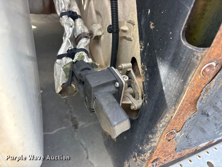 image for item YA0959 2016 Freightliner Cascadia  semi truck