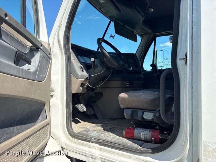 image for item YA0959 2016 Freightliner Cascadia  semi truck