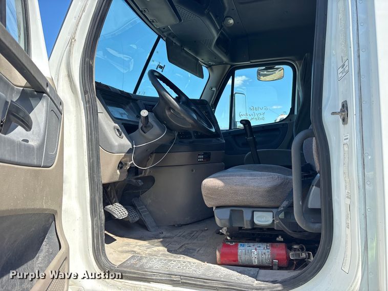 image for item YA0959 2016 Freightliner Cascadia  semi truck