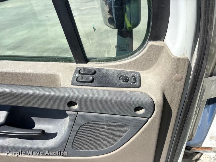 image for item YA0959 2016 Freightliner Cascadia  semi truck