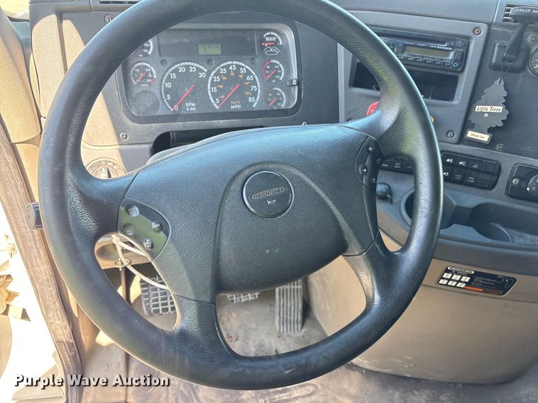 image for item YA0959 2016 Freightliner Cascadia  semi truck