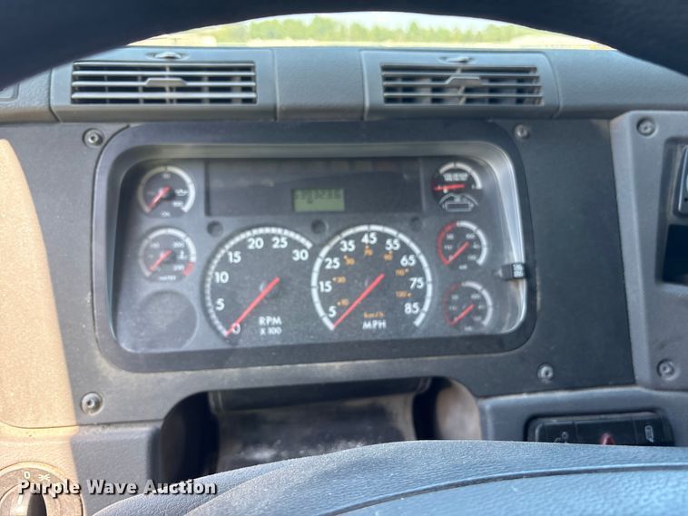 image for item YA0959 2016 Freightliner Cascadia  semi truck