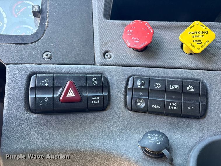 image for item YA0959 2016 Freightliner Cascadia  semi truck