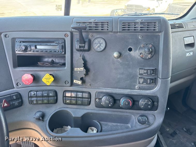 image for item YA0959 2016 Freightliner Cascadia  semi truck