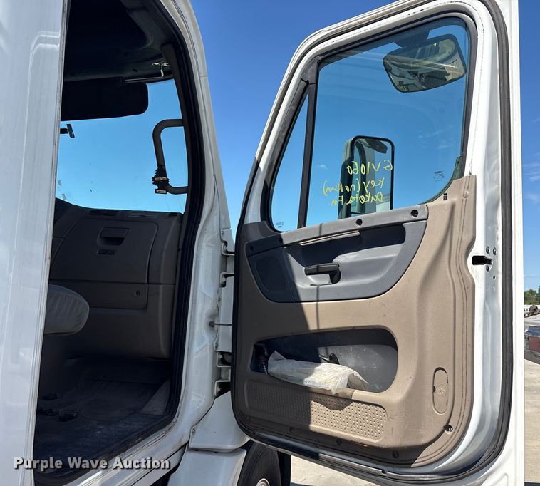 image for item YA0959 2016 Freightliner Cascadia  semi truck