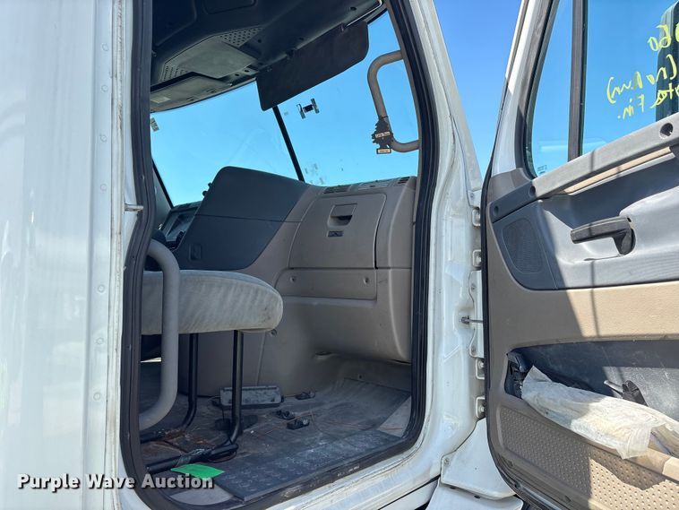 image for item YA0959 2016 Freightliner Cascadia  semi truck