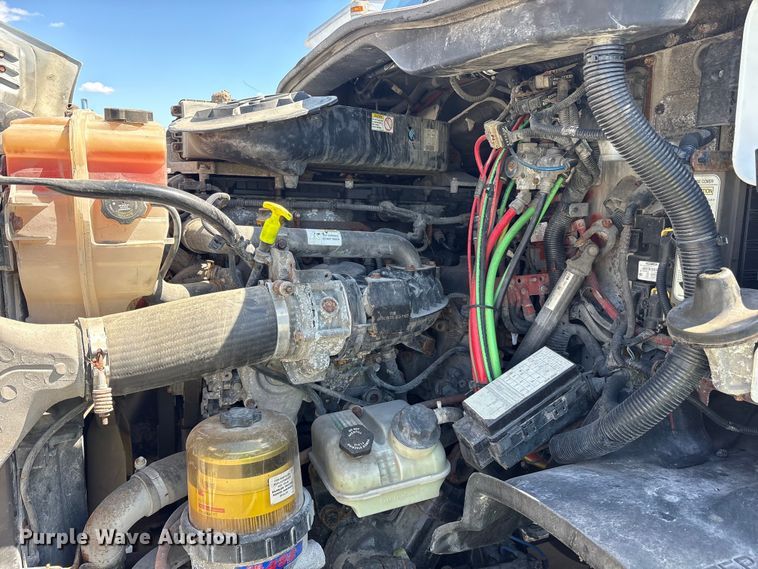 image for item YA0959 2016 Freightliner Cascadia  semi truck