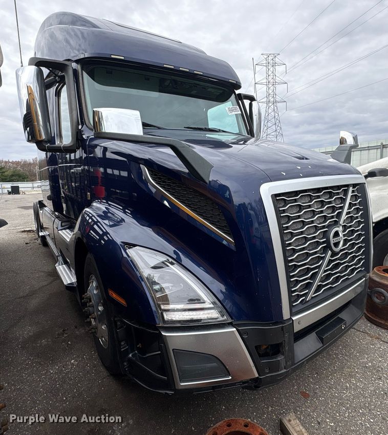 image for item YA0960 2022 Volvo VNL semi truck