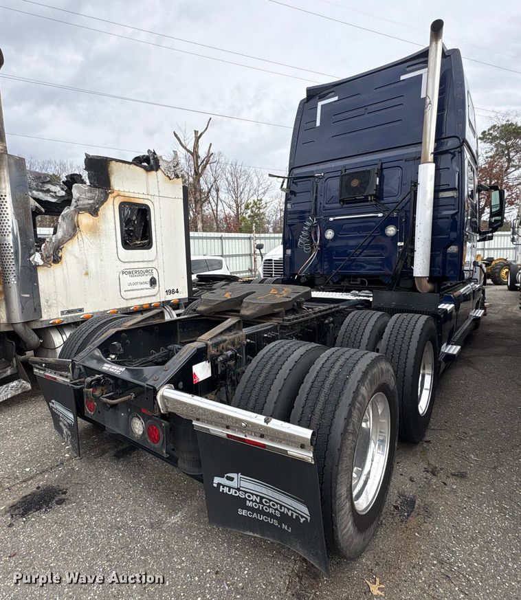 image for item YA0960 2022 Volvo VNL semi truck