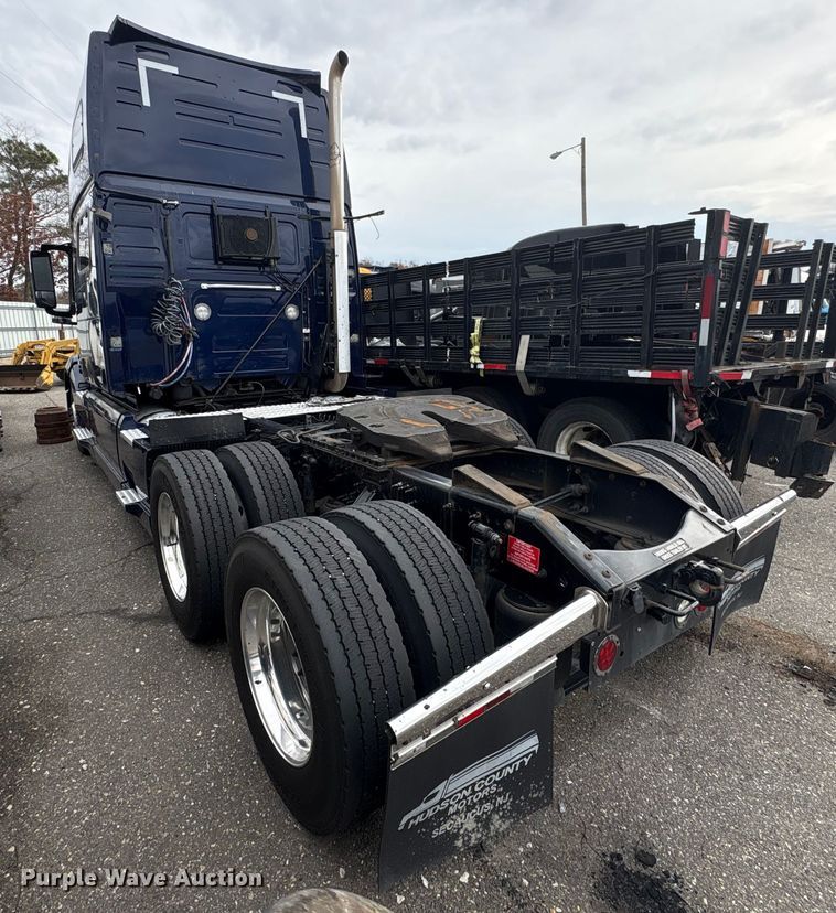 image for item YA0960 2022 Volvo VNL semi truck