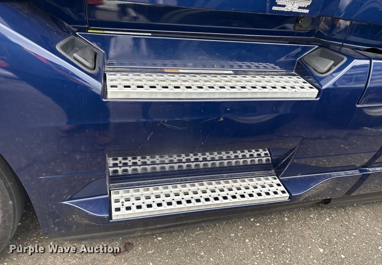 image for item YA0960 2022 Volvo VNL semi truck