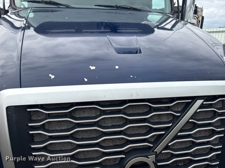 image for item YA0960 2022 Volvo VNL semi truck