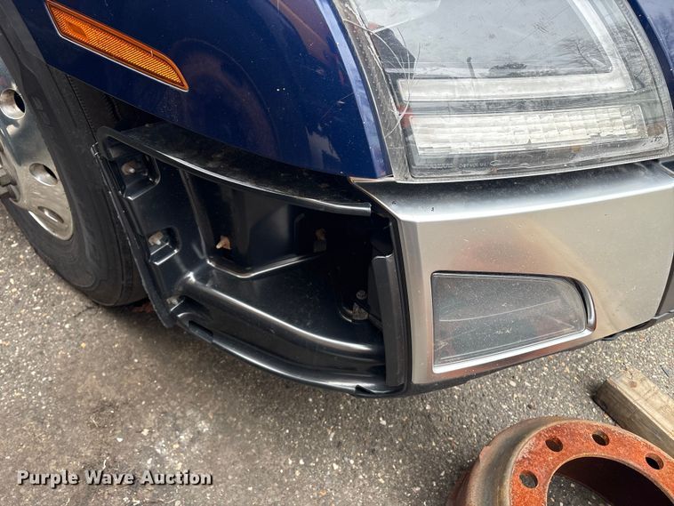 image for item YA0960 2022 Volvo VNL semi truck