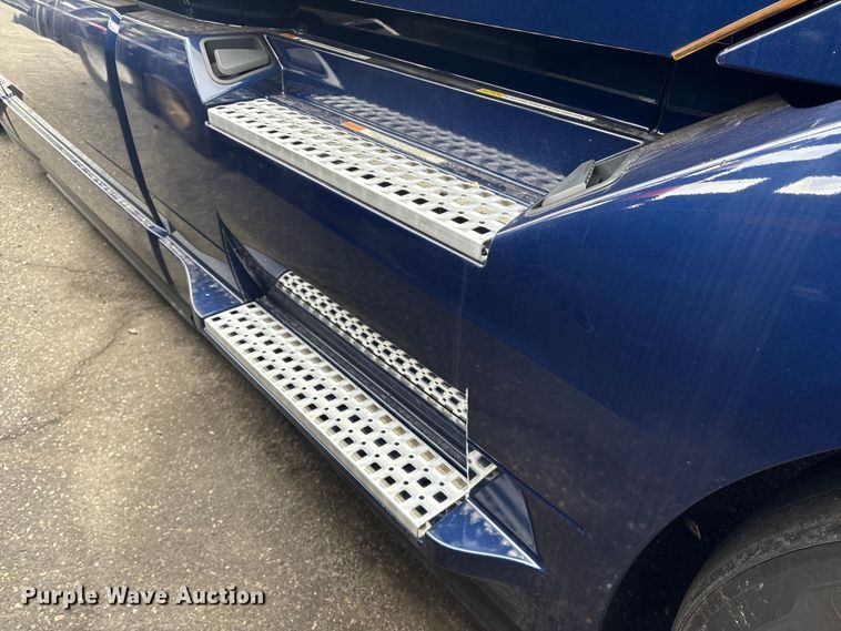 image for item YA0960 2022 Volvo VNL semi truck