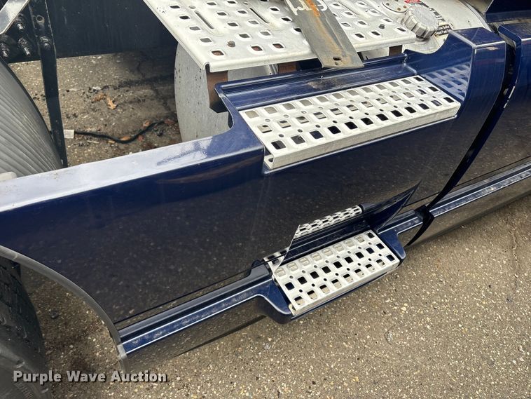 image for item YA0960 2022 Volvo VNL semi truck