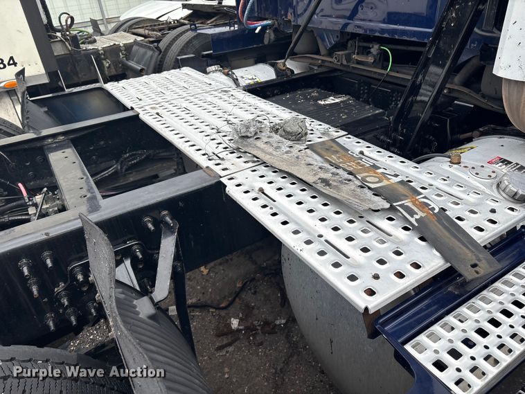 image for item YA0960 2022 Volvo VNL semi truck