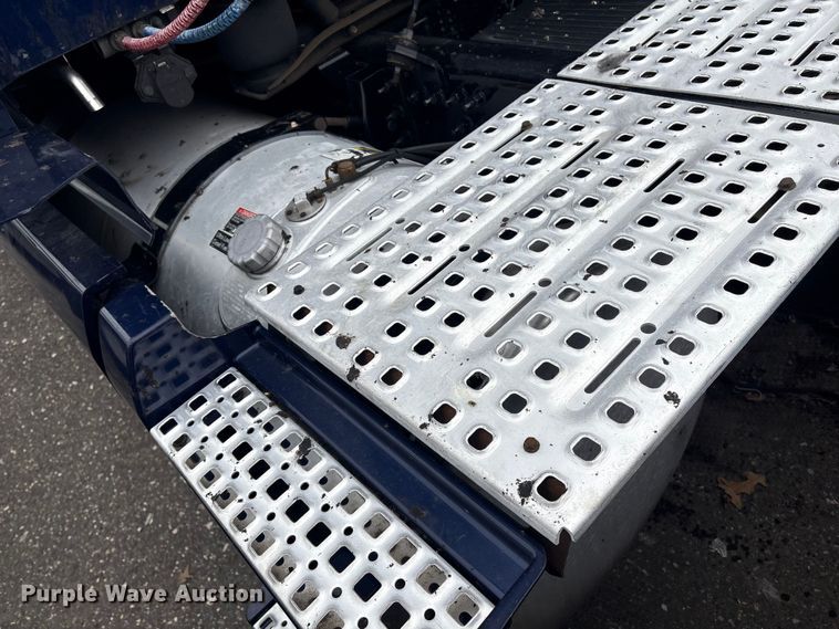 image for item YA0960 2022 Volvo VNL semi truck