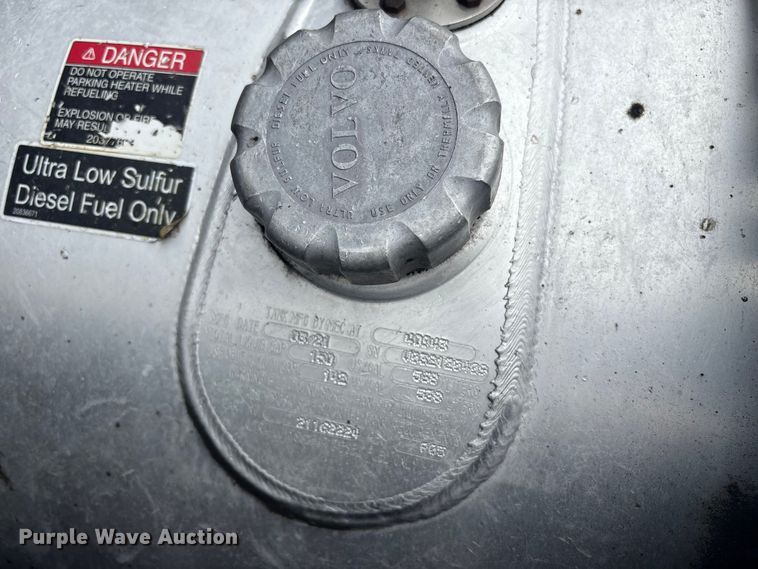 image for item YA0960 2022 Volvo VNL semi truck