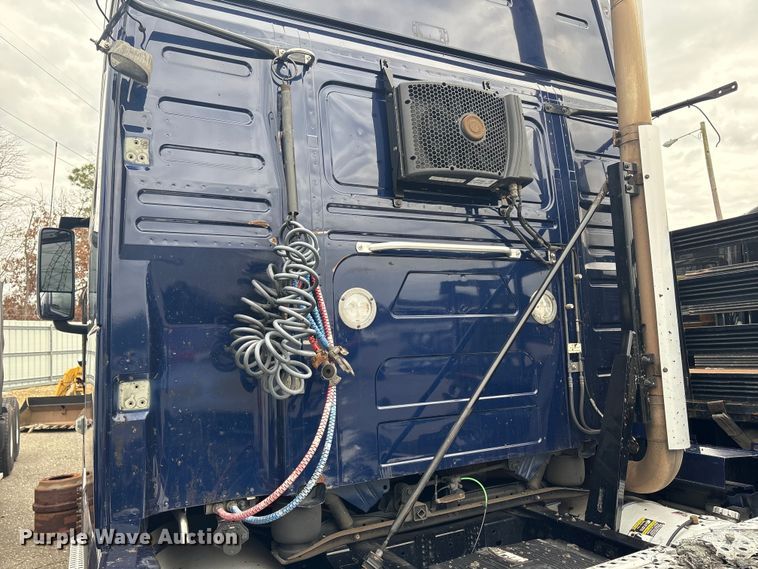 image for item YA0960 2022 Volvo VNL semi truck