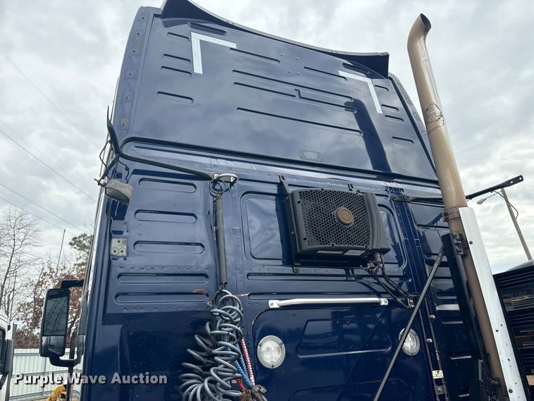 image for item YA0960 2022 Volvo VNL semi truck