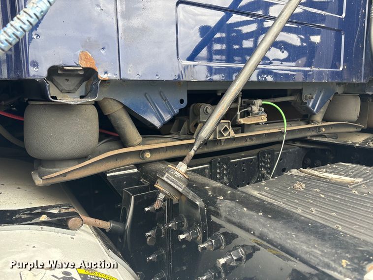 image for item YA0960 2022 Volvo VNL semi truck