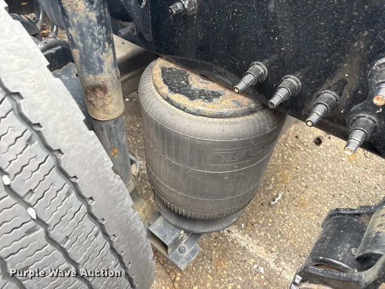 image for item YA0960 2022 Volvo VNL semi truck