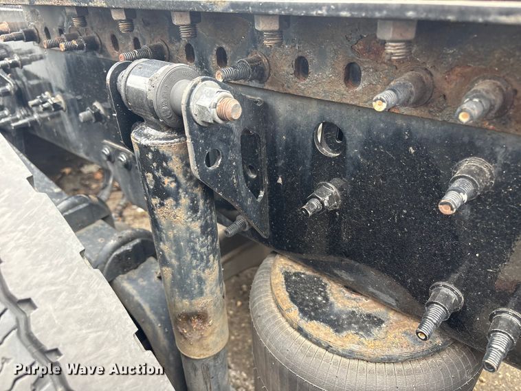 image for item YA0960 2022 Volvo VNL semi truck